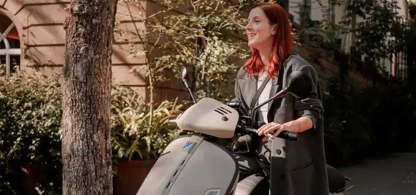 Mujer montada en Vespa GTV 300 demostrando la experiencia y eficiencia de Vespa Colombia