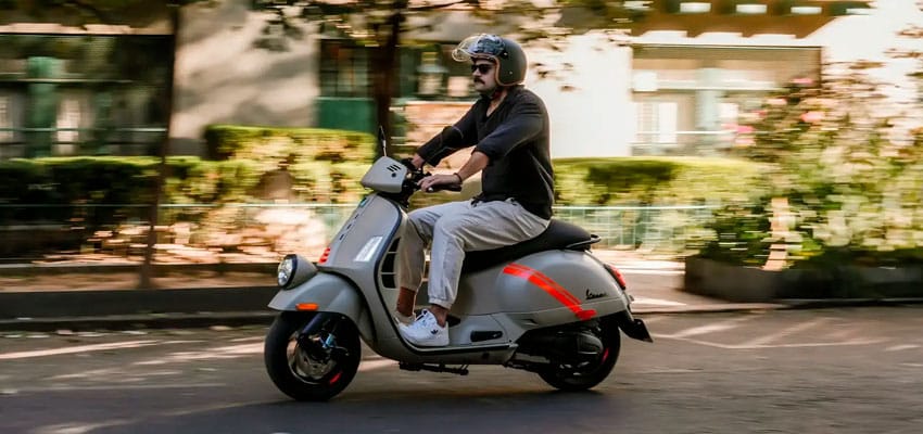 Hombre circulando en calle de una ciudad mostrando el ejemplo de motos italianas en Colombia con Vespa Colombia