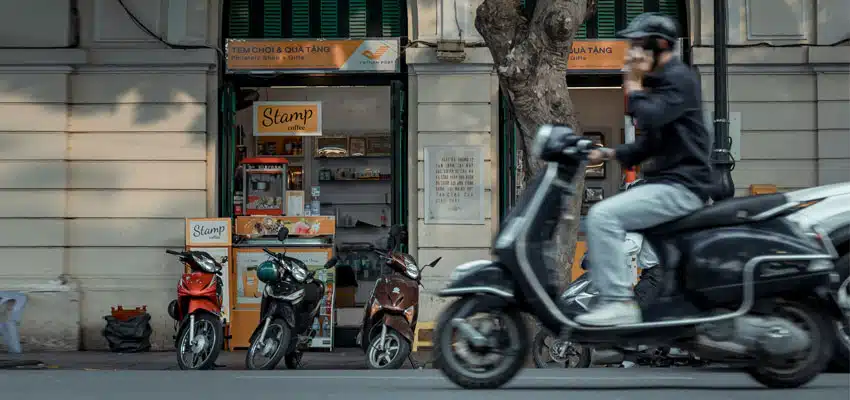 Persona montada en la mejor moto automatica recomendado por Vespa Colombia circulando por la ciudad