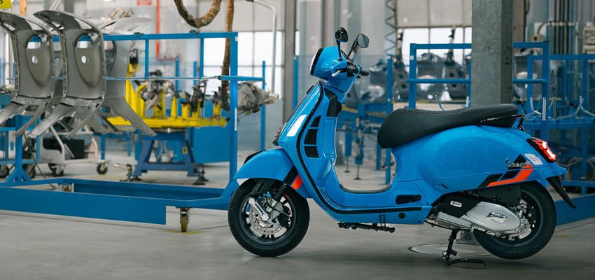 Planta de montaje de Vespa mostrando el mejor modelo de scooter automática en Colombia
