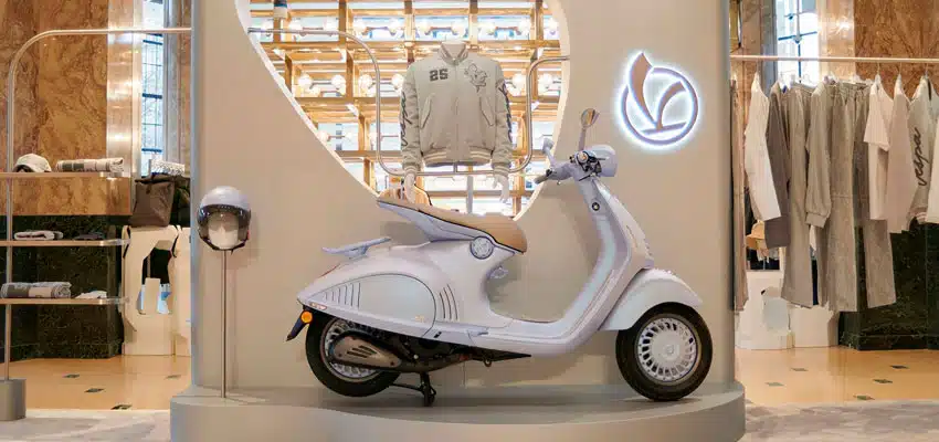 Showroom de Vespa mostrando diferentes piezas oficiales mostrando motos señoriteras automáticas 2025 con Vespa Colombia